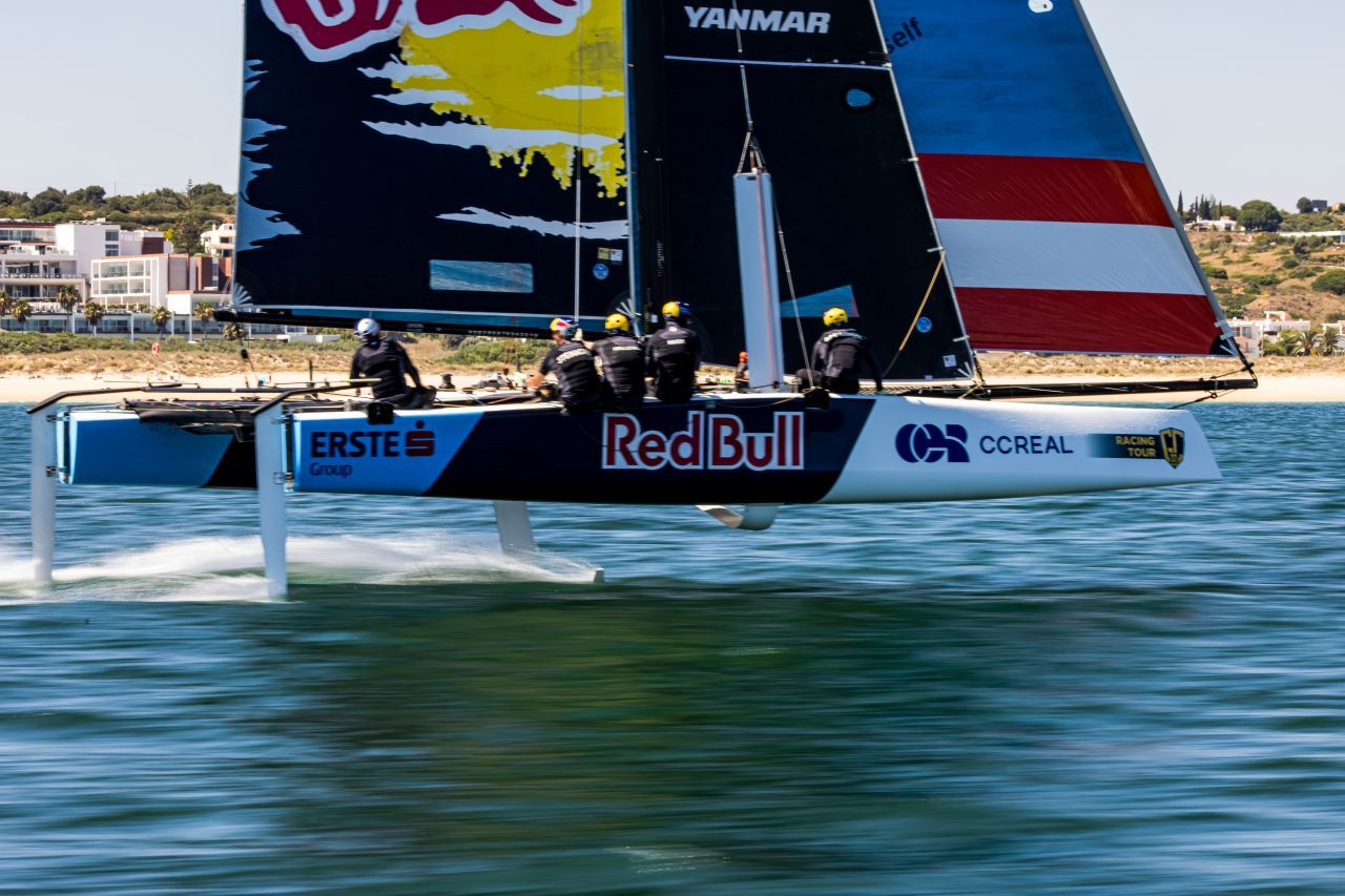 Foiles heißen die verstellbaren Tragflächen, mit denen die Boote bei Topspeed bis zu zwei Meter über dem Wasser fliegen.