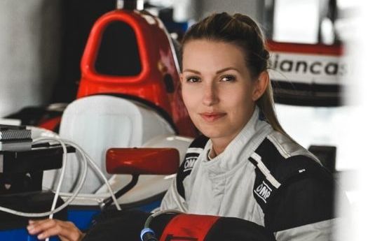 Bianca Steiner ist Rennfahrerin – und seit 2021 auf ORF-Expertin bei den Formel-1-Übertragungen. Was bewegt sie? - Bianca Steiner, ORF-Expertin