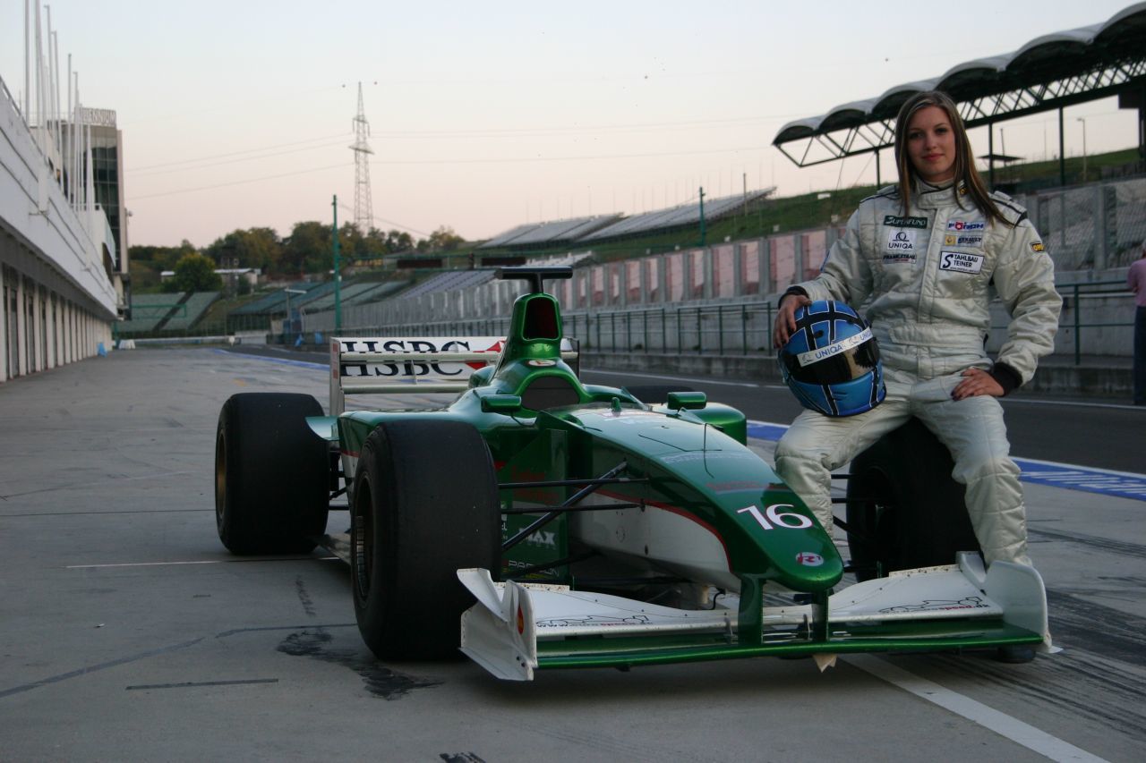 Formel-1-Erfahrung hat Bianca Steiner auch schon: hier mit einem Jaguar, vor ein paar Tagen fuhr sie mit einem Arrows A9 (1986) in Spa!