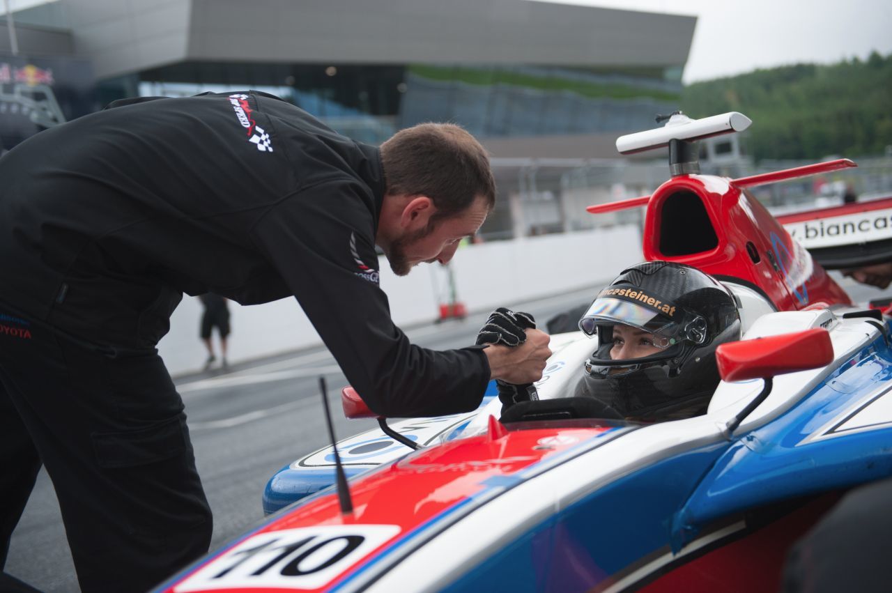 Bianca Steiner in ihrem GP2-Boliden, mit dem sie in der BOSS GP und auch etwa bei Bergrennen im Einsatz ist.