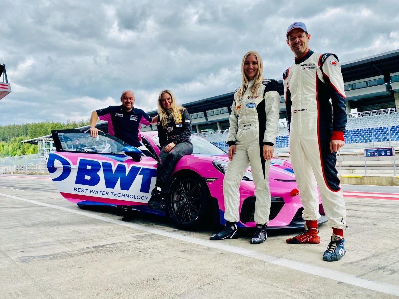 Porsche-Test mit und bei Robert Lechner: Corinna Kamper und Alex Wurz gaben an dieser Stelle auch gerne Gas am Red Bull Ring.