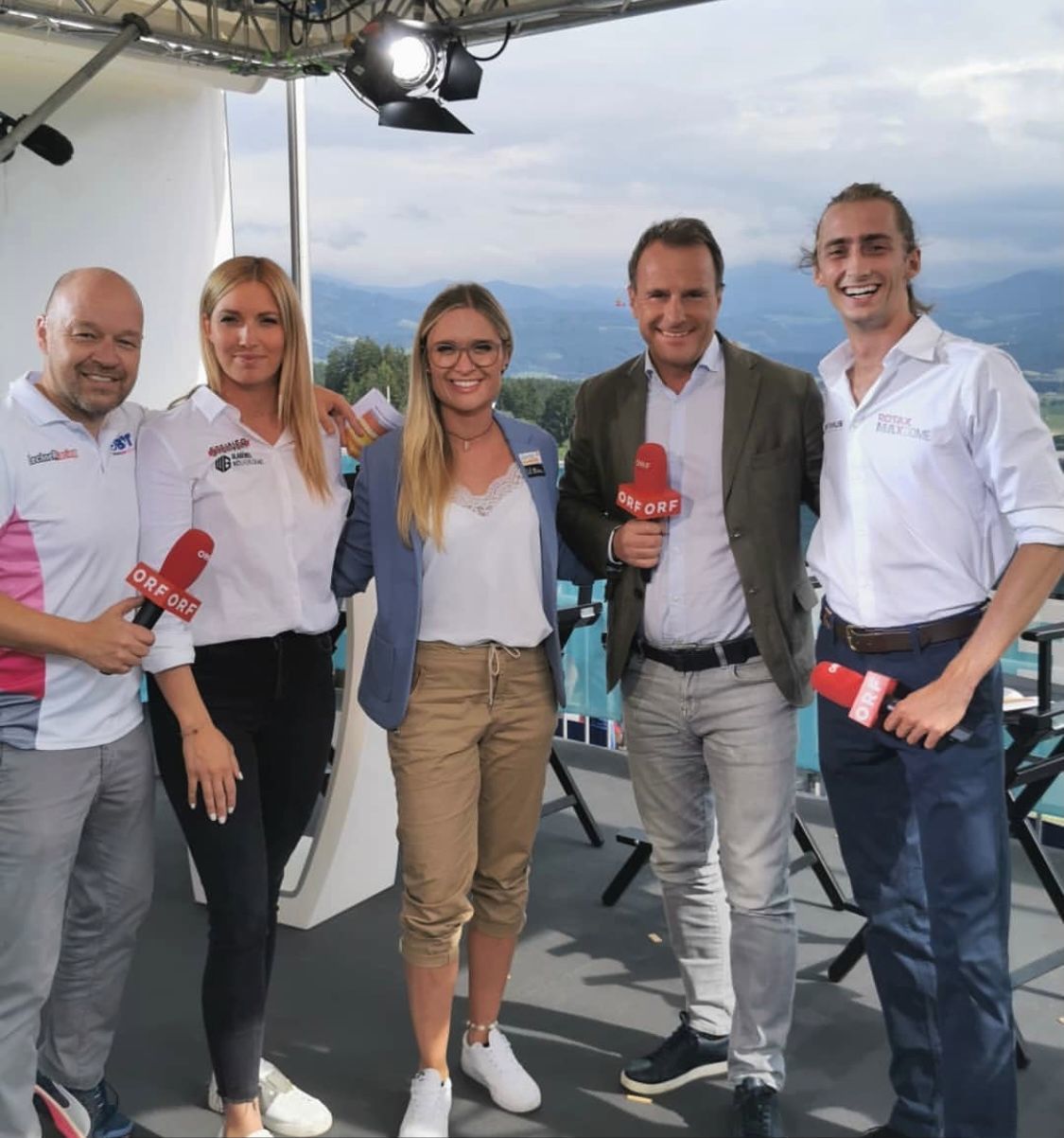 Auf Sendung: Bianca Steiner mit ihren Kollegen vom ORF-Formel-1-Team am Red Bull Ring in Spielberg: Robert Lechner, Corinna Kamper, Ernst Hausleitner und Neo-Le-Mans-Sieger Ferdinand Habsburg.