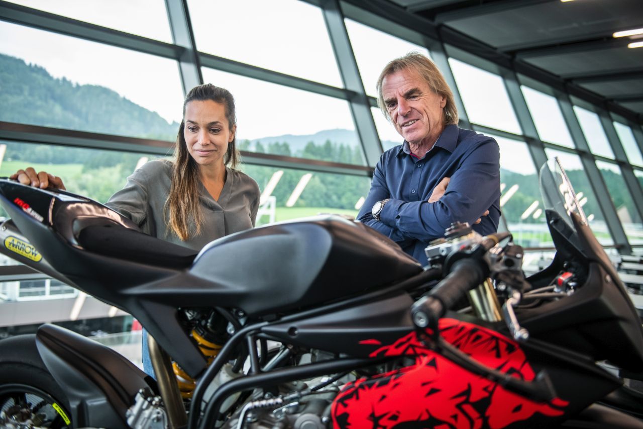 Zwei, die in der Motorrad-WM längst Karriere gemacht haben – und nun die neue MiniGP als Moderatorin bzw. Schirmherr präsentierten: Andrea Schlager und Gustl Auinger.