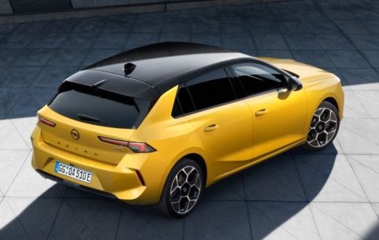Opel erinnert sich an das eigene Logo und stellt einen neuen Astra mit richtig sportlichen Proportionen hin. - Vom Blitz getroffen
