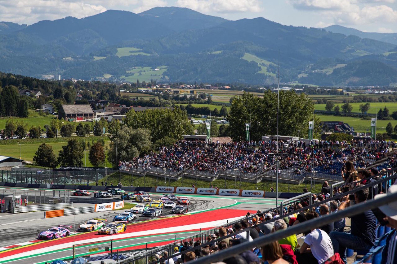 Das perfekte Bild aus der Sicht der DTM: Markenvielfalt und gut besuchte Tribünen am Red Bull Ring.