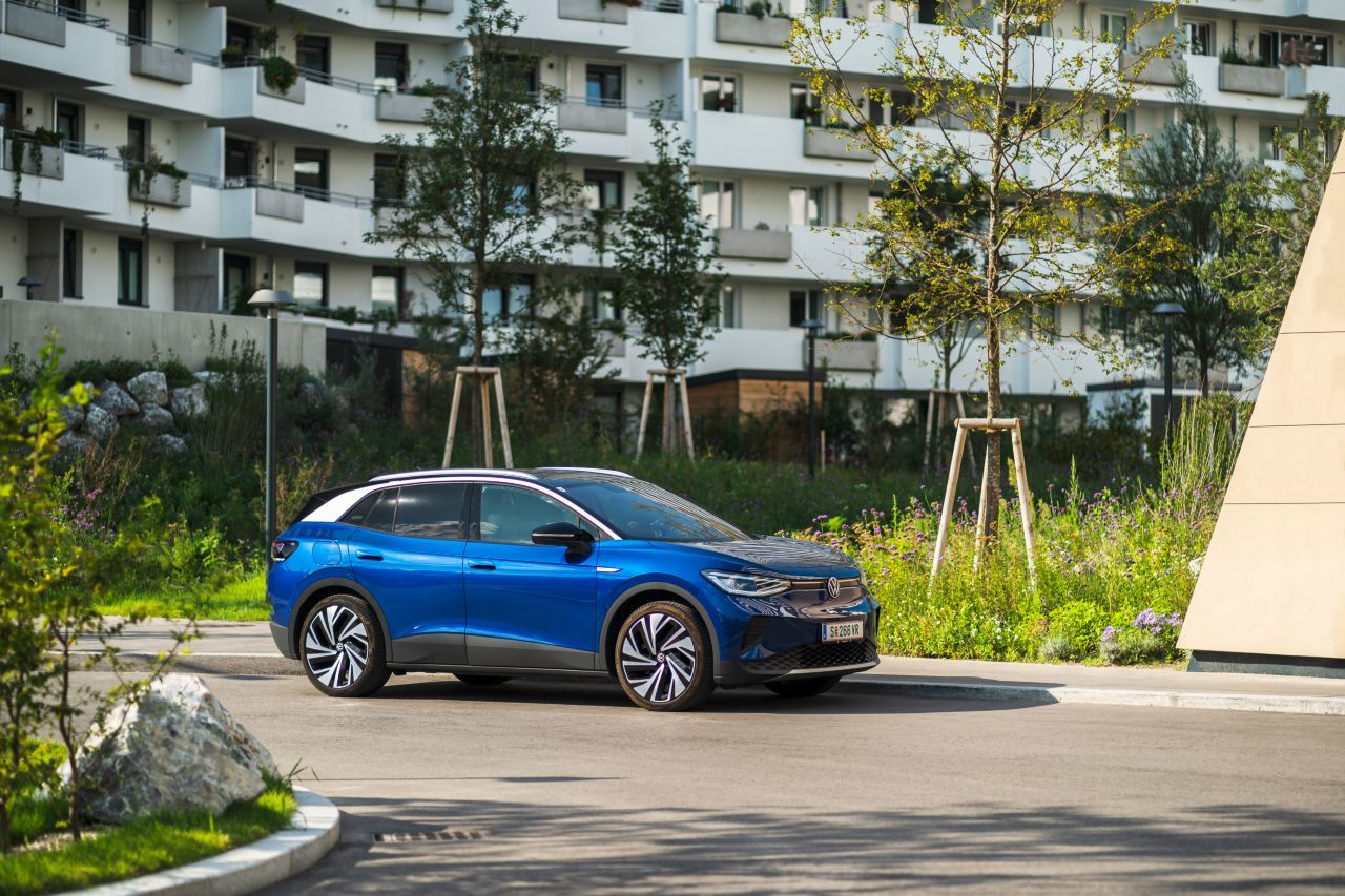 Fazit von Motorprofis-Tester Fabian Steiner: „Der ID.4 ist den Verbrenner-Modellen bei Fahrstil und Raumgefühl klar überlegen. Bei der Alltagstauglichkeit kommt er ihnen deutlich näher, wie die Praxis-Reichweite im Test zeigt.