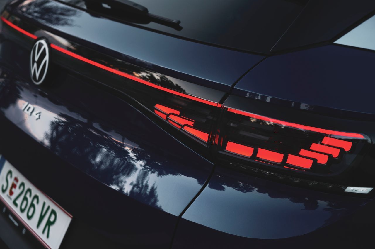 Luxuriöse Lichter, vorne und hinten über die ganze Breite gezogen.