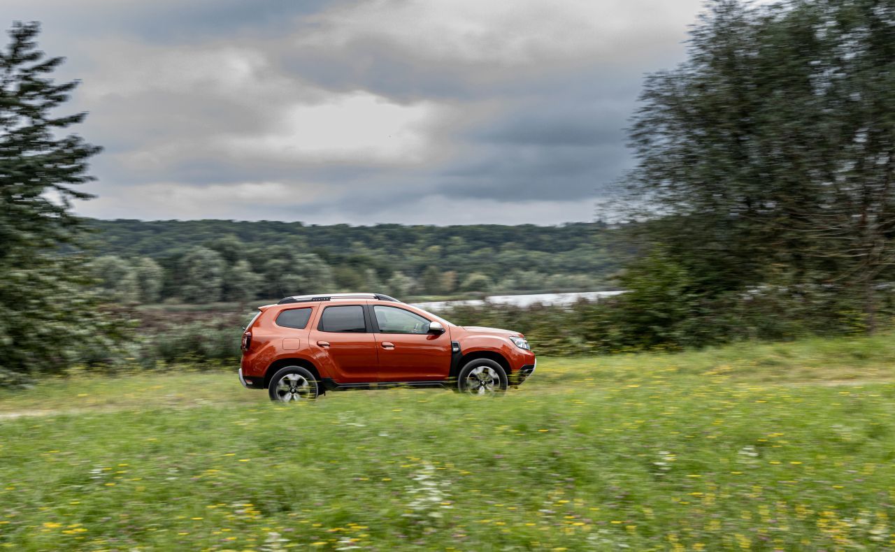 Mit 4,34 Metern Länge gehört der Duster zum C-Segment der klassischen Kompakt-SUVs, kostet aber weniger als die meisten B-Segment-SUVs und …