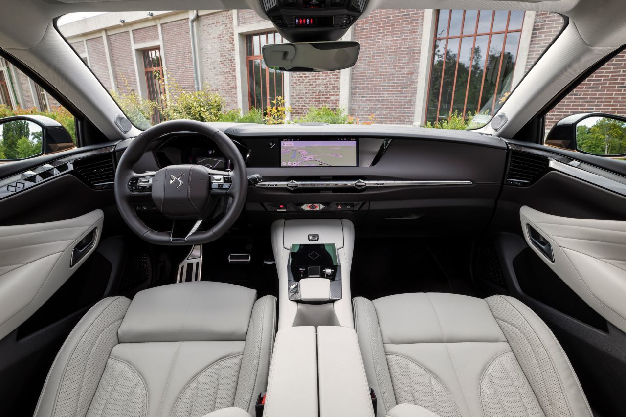 Das DS4-Cockpit ist hochgezogen und vertikal angelegt und schirmt den Fahrer von der Außenwelt ab.