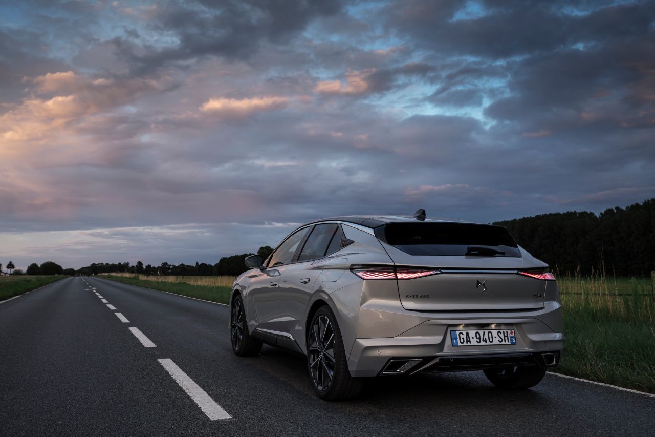 Fazit von Motorprofis-Tester Stefan Pabeschitz: „Der DS4 ist ein Auto, aus dem man ungern wieder aussteigt – weil es draußen wahrscheinlich weniger elegent und komfortabel zugehen wird als drinnen. Ein klassischer Tages-Retter also, der auf dem Heimweg wieder gutmacht, was der Büroalltag angerichtet hat. Oder auf dem Weg von zuhause weg, wenn wieder mal Homeoffice angesagt war.