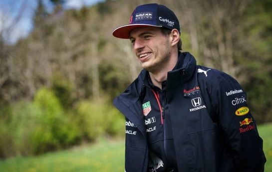 Max Verstpappen liefert Lews Hamilton einen epischen WM-Kampf. Ob er Druck verspürt, welche Rolle Honda spielt und warum ein F1-Wagen ziemlich verrückt ist, verrät der Red-Bull-Star im Exklusiv-Interview. - „Honda hat einen wirklich guten Schritt nach vorne gemacht“