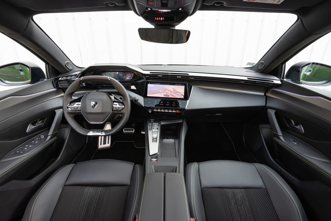 Das i-Cockpit der neuesten Generation ist glatter, moderner und durchgestylter als bisher, die Kart-Anmutung beim Fahren ist gleich geblieben.