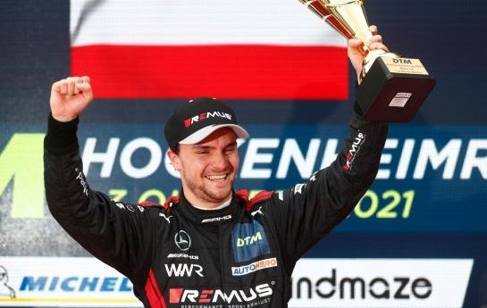 Lucas Auer hat mit seinem Sieg in Hockenheim Mike Rockenfeller überholt ist nun der dritterfolgreichste DTM-Fahrer der Gegenwart. - Auer siegt sich  in die Top-3!