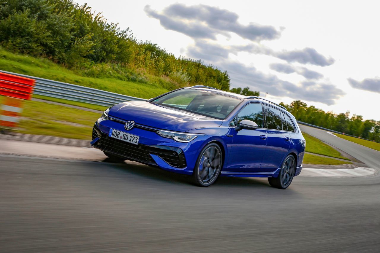 …erstmals auch inklusive R-Performance Torque Vectoring. Das steigert den Fahrspaß erheblich.