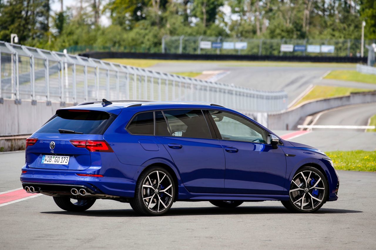 Familienfreundlicher Sport: Nach dem Siebener gibt es auch den Golf 8 in doppelter R-Ausführung als Hatchback und Variant.