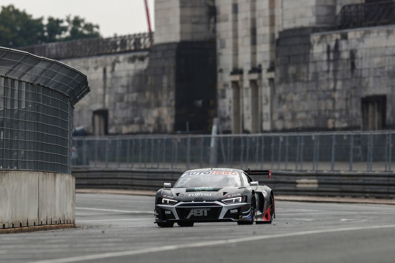 Kelvin van der Linde vor der einzigartigen Kulisse am Norisring.