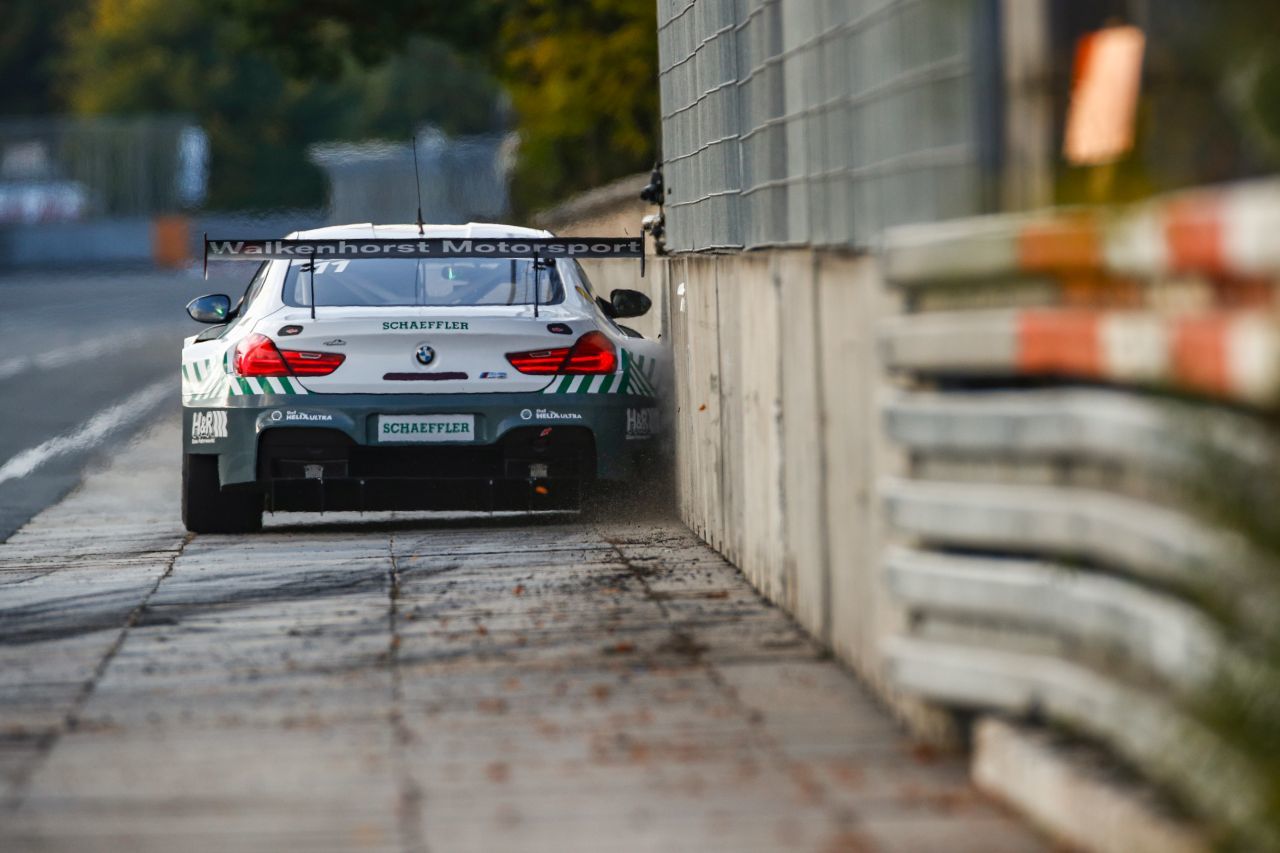 So eng geht es im DTM-Finale im wahrsten Sinn des Wortes zu: Marco Wittmann (BMW) und sein Nachbar, die Begrenzung.