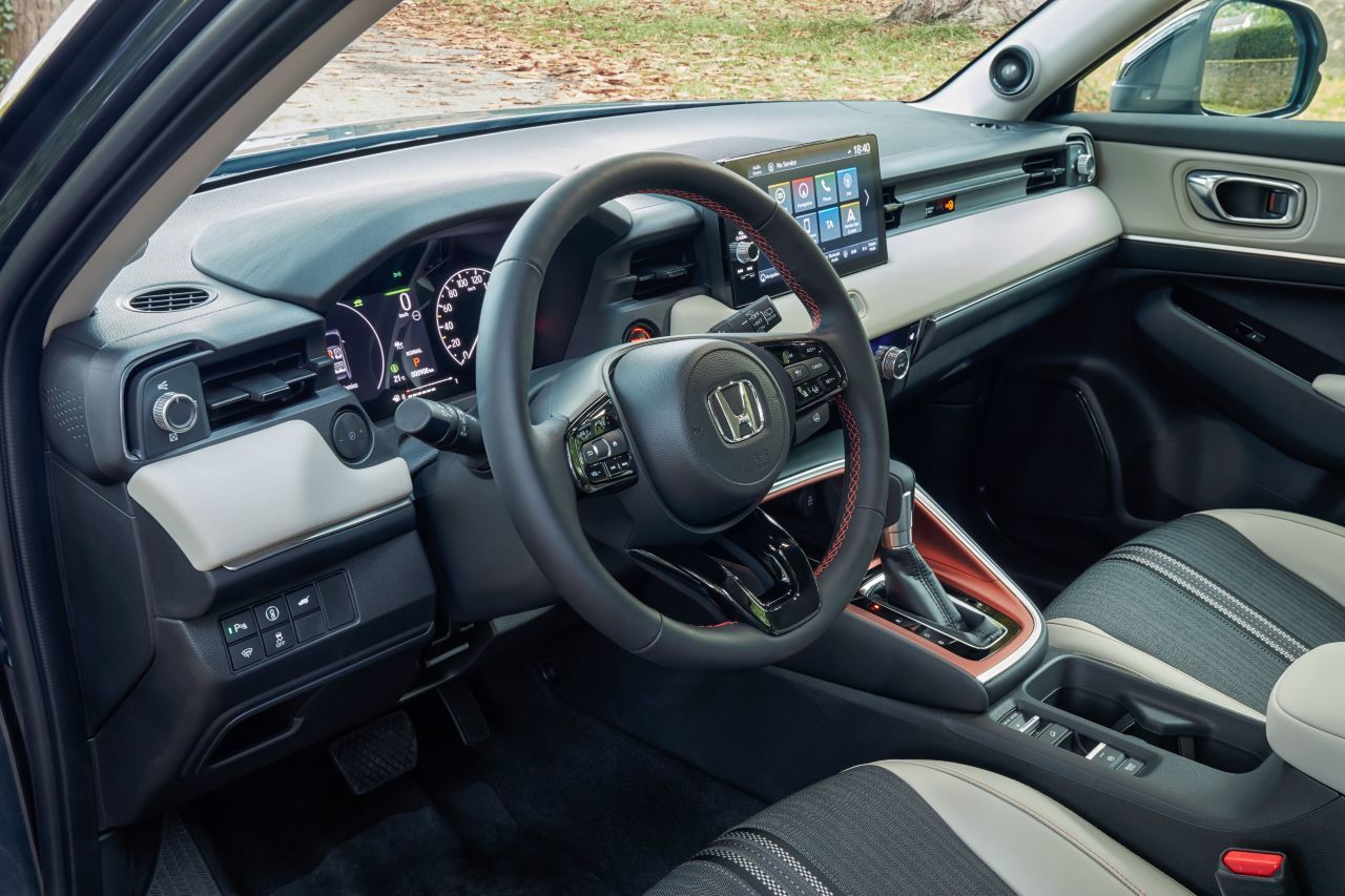 Soft-Touch, hochwertige Sitzbezüge, Aludrehregler: Honda orientiert sich im Innenraum ins Premiumsegment. Schnelles, logisches Multimediasystem.