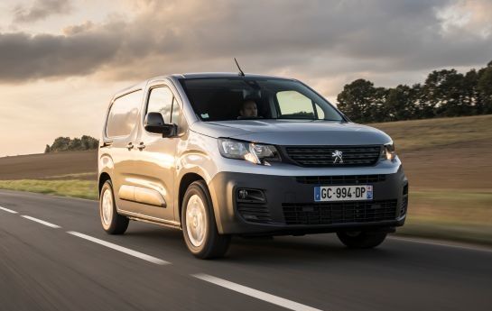 Peugeot und Citroën komplettieren das Angebot ihrer rein elektrisch angetriebenen Nutzfahrzeuge und Vans. Rifter, Berlingo und die baugleichen Kastenwägen sind auch mit E-Autos so flexibel nutzbar wie die Verbrenner-Modelle. - Lieferung kommt elektrisch