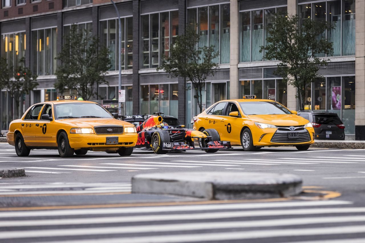 Tolle PR-Aktionen wie diese Fahrt von Patrick Friesacher im RB7 durch New York haben die Werbung für die Formel 1 in den USA massiv unterstützt.