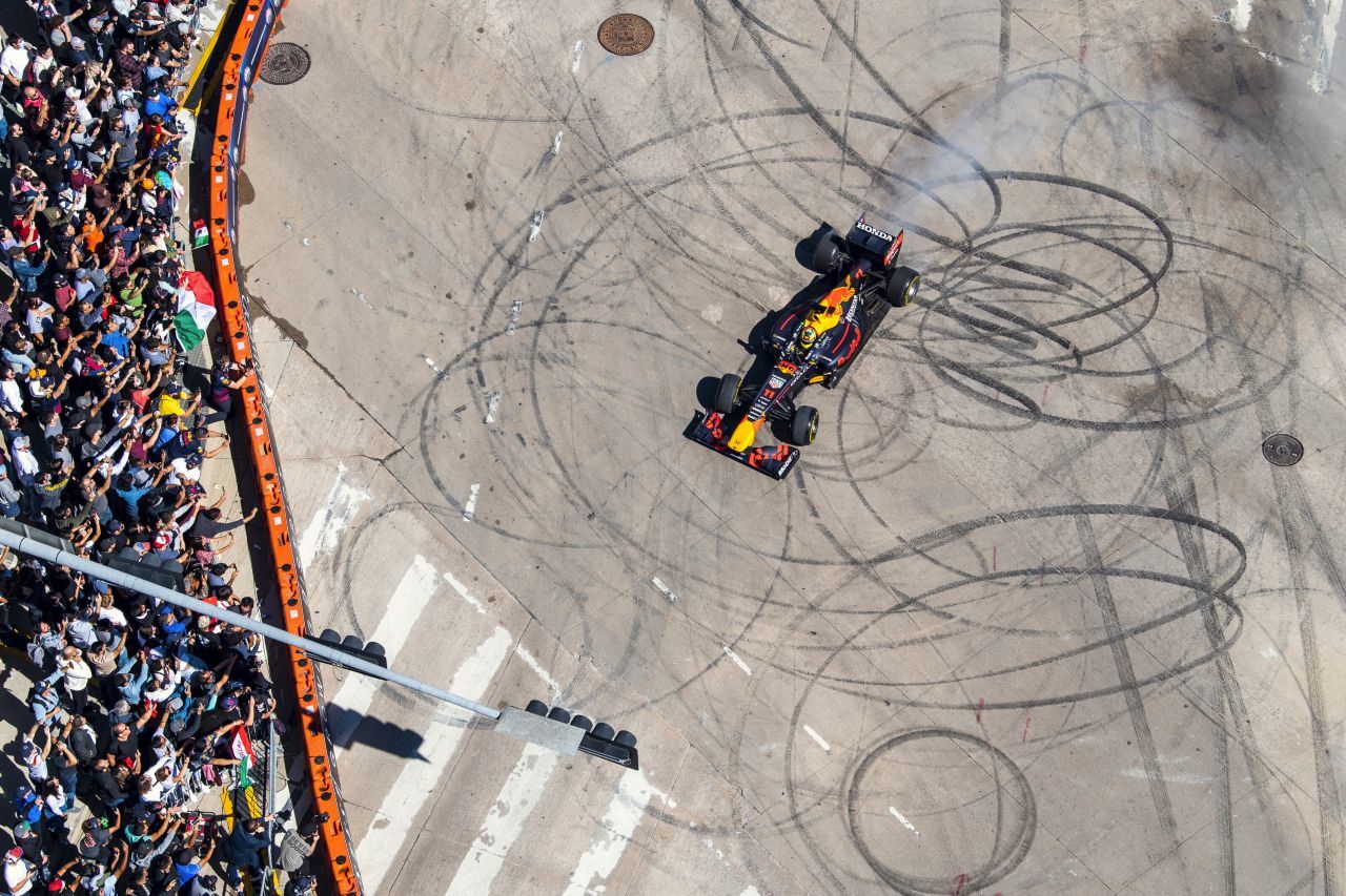 Eine weitere tolle PR-Show: Publikumsliebling Sergio Perez mit seinen Stunts in Dallas, weniger Tage vor dem Austin-Grand-Prix.