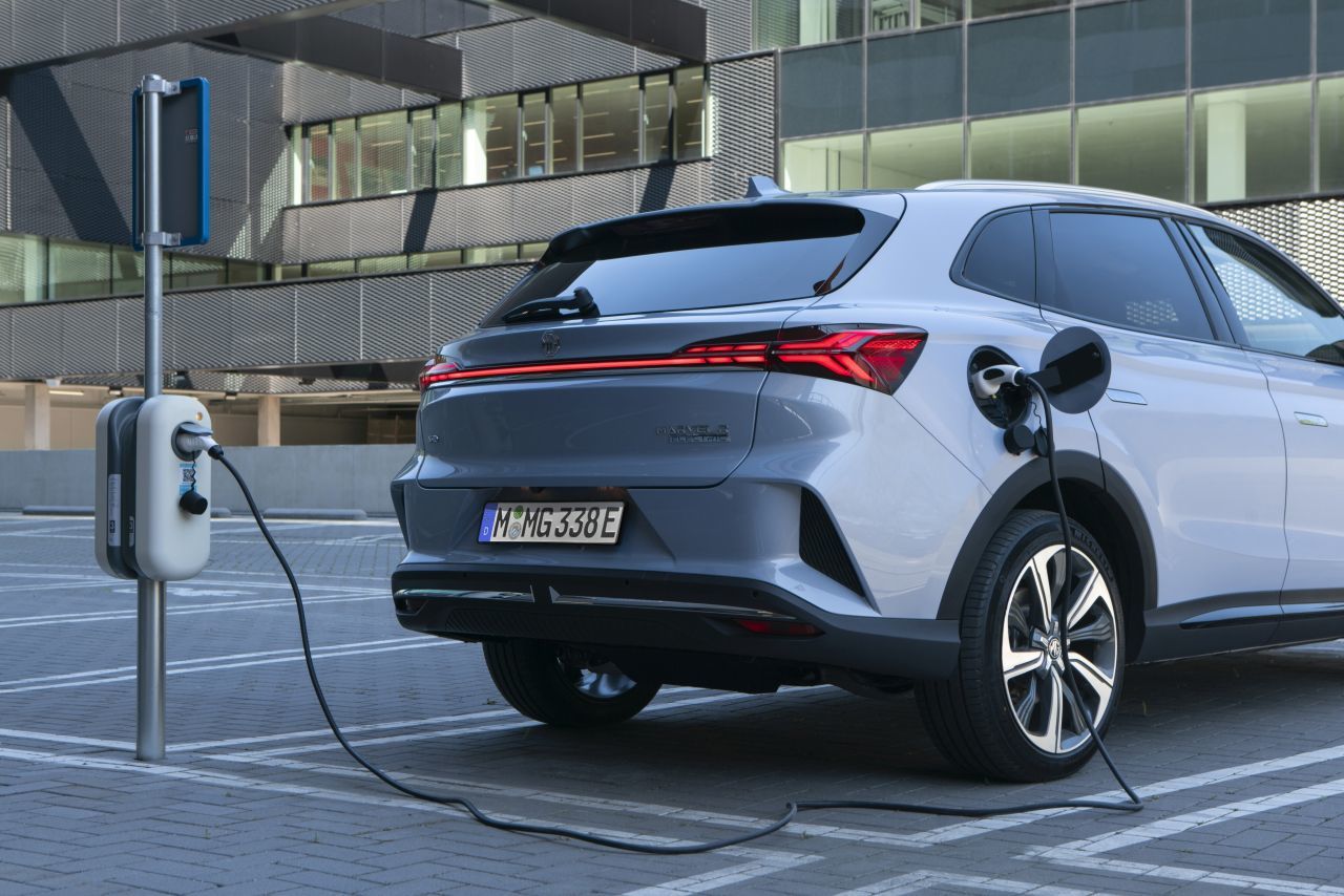 E ziemlich weit: Der ersten Test hat gezeigt, dass im Mischbetrieb rund 350 Kilometer und sogar auf der Autobahn an die 300 Kilometer realistisch sind.