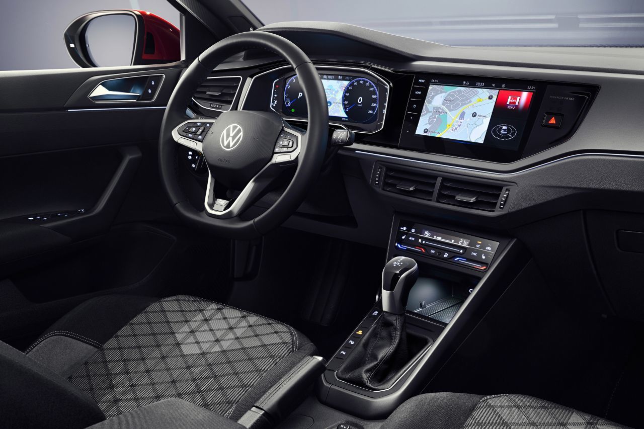 Der Innenraum ähnelt dem des Polo stark und ist mit Soft-Touch-Flächen durchaus hochwertig gemacht. Ein volldigitales Fahrer-Display ist serienmäßig.