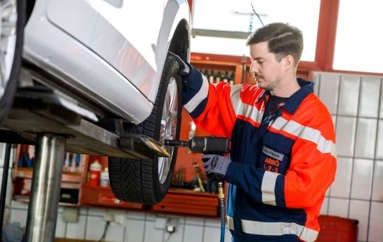 Von 1. November bis 15. April gilt auf österreichischen Straßen eine situative Winterreifenpflicht – Motorprofis.at erklärt, was das bedeutet und wie hoch die Strafen bei Missachtung sind. - So funktioniert die Winterreifenpflicht