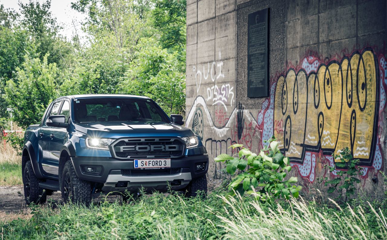 Die Front dominiert ein schwarzer F-O-R-D-Kühlergrill, der vom F 150 Raptor aus den USA inspiriert ist.