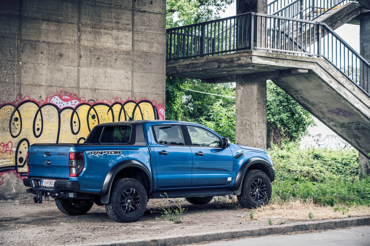 Der Lastesel und Bestseller Ford Ranger wird spektakulär hochgerüstet und verwandelt sich in den exklusiven Geländesportler Ford Ranger Raptor.