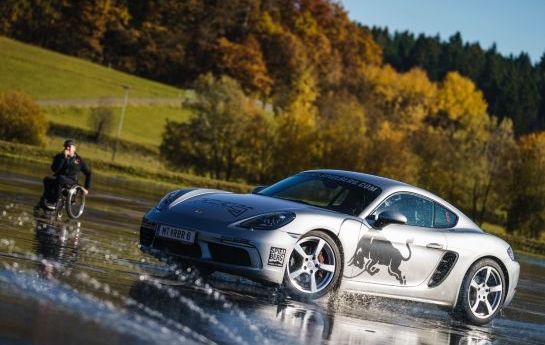 Am Red Bull Ring können nun auch Menschen mit Behinderung auf der Rennstrecke Vollgas geben. Mit Handgas im Porsche. - Vollgas mit Handgas