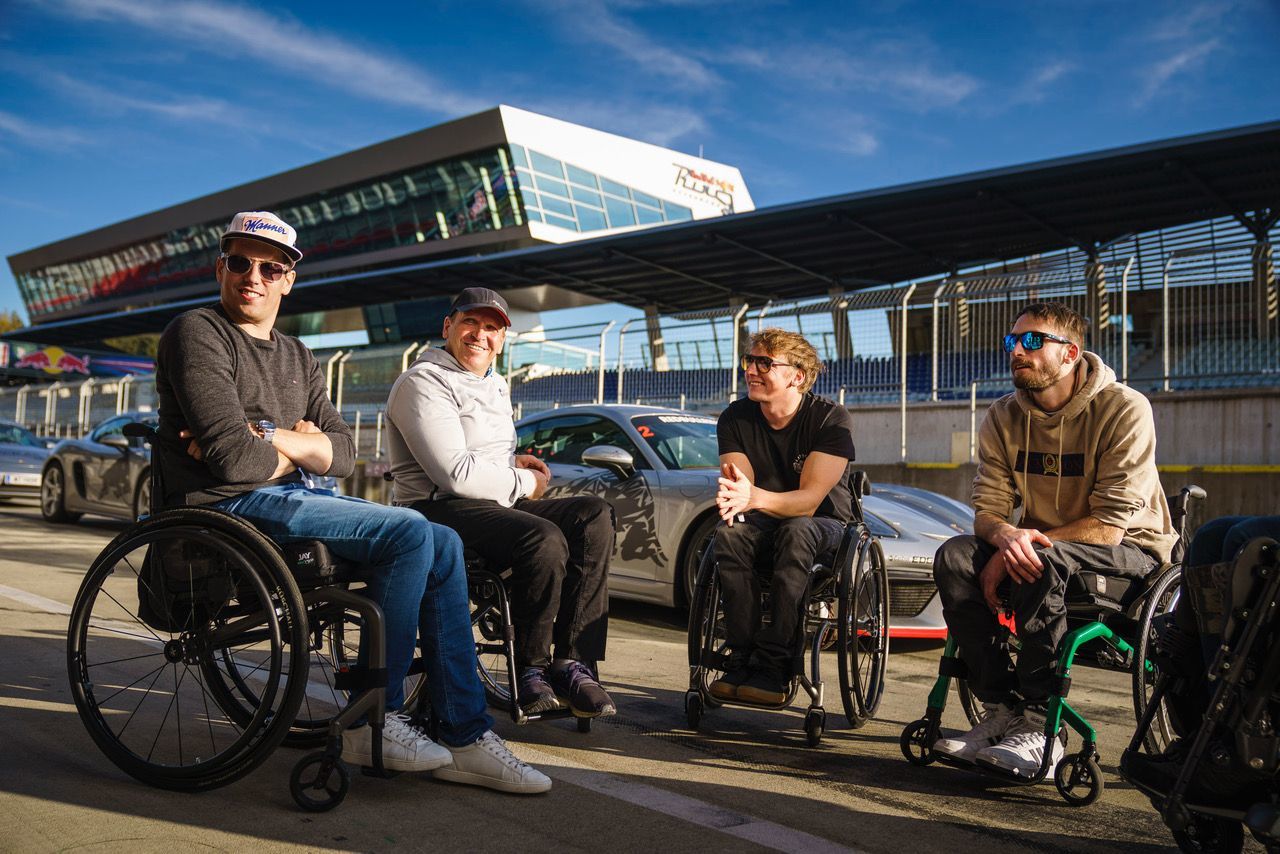 Der Red Bull Ring bietet nun auch für Menschen im Rollstuhl ganzjährig Driving-Experience-Erlebnisse an. Hier Müller, Sampl, Gfatterhofer und Ex-Kombinierer Kuttin (der Sohn von Ex-Skisprung-Teamchef Heinz Kuttin).