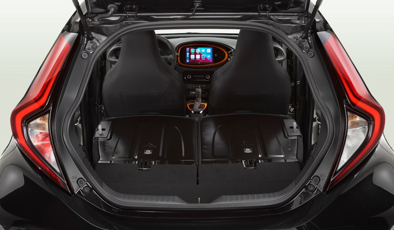Das Kofferraumvolumen wächst auf 231 Liter als Fünfsitzer und 829 Liter bei umgeklappter Rücksitzbank – vor allem beim Basiswert ein deutlicher Anstieg.