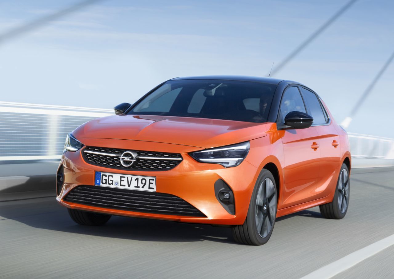 2020 – Opel Corsa-e: Mit der aktuellen Corsa-Generation wird der Kleinwagen-Bestseller von Opel elektrisch. Der kleine Stromer für den Alltag schafft mit seiner 50 kWh-Batterie bis zu 359 Kilometer ohne Ladestopp (gemäß WLTP3). Er bietet bis zu fünf Personen Platz und bereits in der Basisversion zahlreiche Hightech-Assistenzsysteme. Und Elektromobilität wird hier für alle erschwinglich. Ein Erfolgsrezept, das das „Goldene Lenkrad 2020“ wert ist.