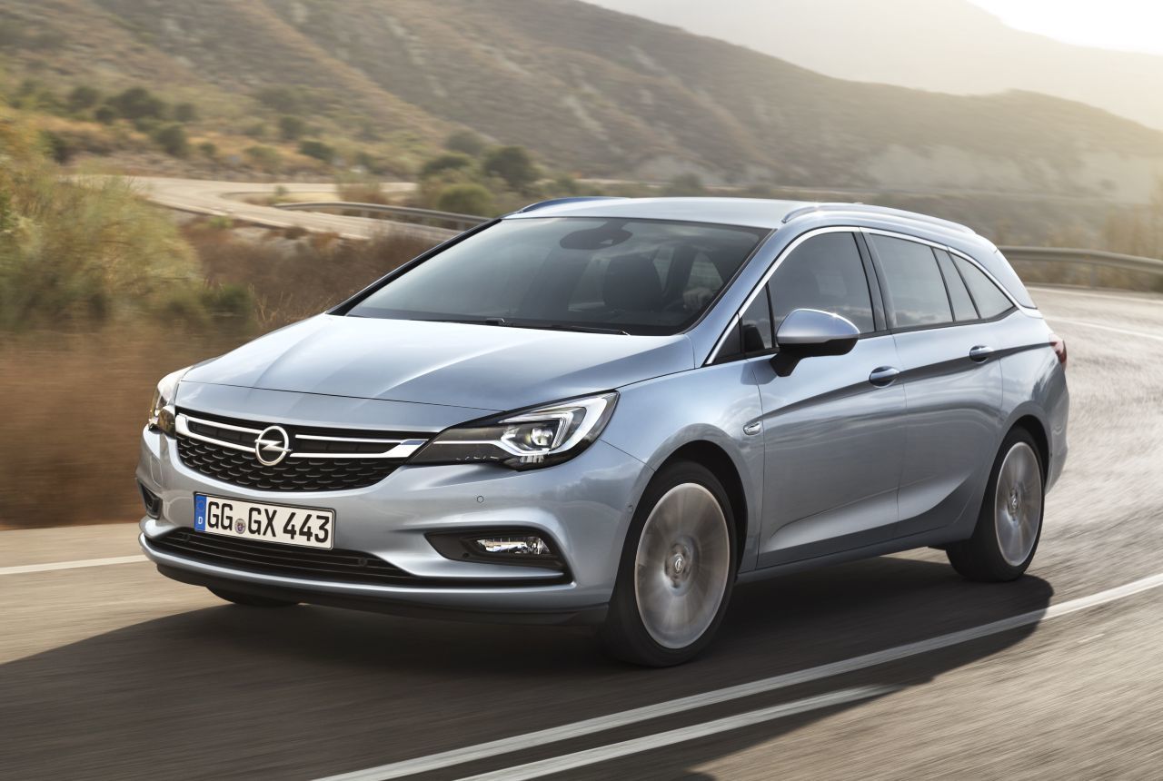 2015 – Opel Astra K: Der Astra K basiert auf einer neuen Leichtbau-Fahrzeugarchitektur, wird nur von hochmodernen, effizienten Motoren angetrieben und ermöglicht beste Vernetzung via Smartphone-Integration. Darüber hinaus führt der Astra die Opel-Tradition im Kompaktsegment fort und bietet Ausstattungs-Features, die es zuvor höchstens in der Oberklasse gab. Das ist das „Goldene Lenkrad 2015“ wert.