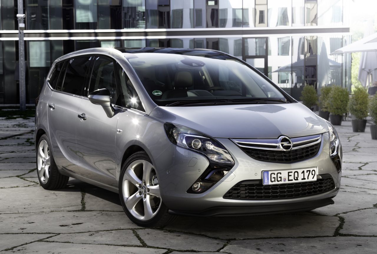 2012 – Opel Zafira Tourer: Der Zafira bekommt mit dem Zafira Tourer einen Premiumpartner an die Seite gestellt und gewinnt aus dem Stand ein weiteres „Goldenes Lenkrad“. Zusätzlich zum hochvariablen Innenraum überzeugt der Neue mit Lounge-Komfort, Panorama-Glasdach und Innovationen wie radarbasierter Abstandsmessung sowie eindringlicher Kollisionswarnung.