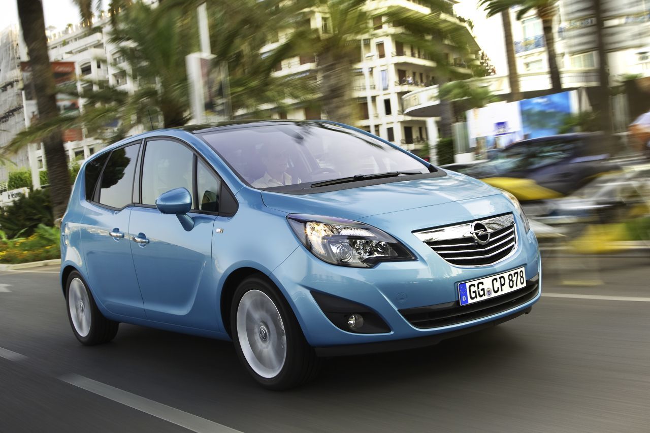 2010 – Opel Meriva B: Der kleine Bruder des Zafira schlägt 2010 zu.Der Meriva B unterstreicht das Van-Knowhow von Opel und gewinnt Gold. Wieder ist es das verblüffend variable FlexSpace-Innenraumsystem kombiniert mit den hinten angeschlagenen Fondtüren, das bei der Jury für viel Applaus sorgt. Durch die FlexDoors lassen sich kleine Kinder zudem ganz einfach in ihren Sitzen anschnallen und große Personen können bequem in der zweiten Sitzreihe Platz nehmen.