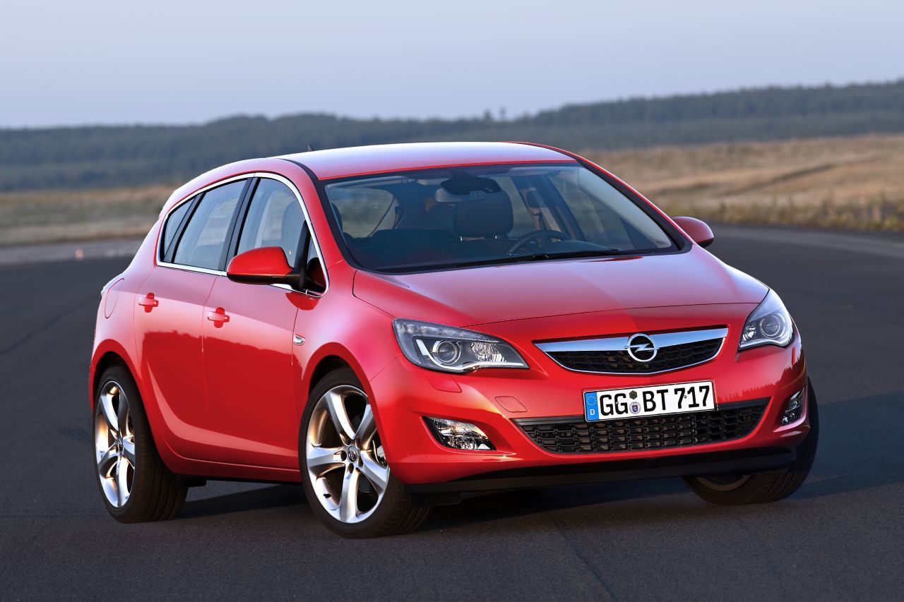 2009 – Opel Astra J: Die dritte Auszeichnung für die Opel-Kompaktklasse geht an den Astra J. Nach Raumwunder Kadett D und Aerodynamik-Champion Kadett E gewinnt ein echtes Designerstück aus skulpturaler Formgebung und deutscher Ingenieurskunst. Der Neue steht für modernste Assistenzsysteme wie die Opel-Frontkamera und das intelligente Lichtsystem AFL+, das um die Ecke schauen kann. Das adaptive FlexRide-Fahrwerk passt sich der jeweiligen Fahrsituation an.