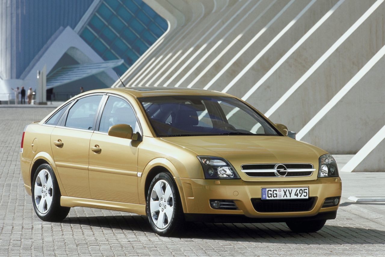 2002 – Opel Vectra C: Der Vectra der dritten Generation verteidigt den Titel seines Vorgängers und holt erneut Gold. Die neue Mittelklasse springt ins Elektronikzeitalter, vernetzt ihre Systeme über CAN-Bus statt via Kabelbaum und fährt mit elektrohydraulischer Lenkung vor. Die Motorenpalette reicht von 1,6 bis 3,2 Liter Hubraum und leistet zwischen 100 PS und 280 PS. 2004 bekommt der Vectra C das IDS-Plus-System, bei dem die Stoßdämpfer mitdenken und sich der jeweiligen Fahrsituation anpassen.