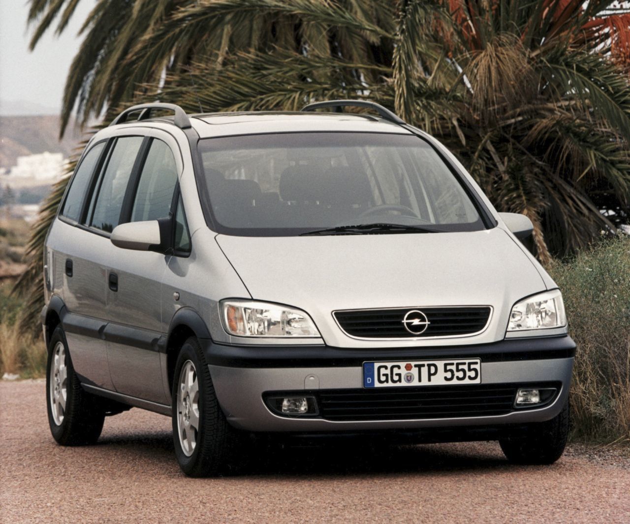 1999 – Opel Zafira A:  Wer hat’s erfunden? Opel! Den Kompakt-Van nämlich, der sich im Handumdrehen von einem Siebensitzer in einen Laster mit riesigem Kofferraum (mit bis zu 1.700 Liter Volumen) verwandelt – ohne dass ein Sitz ausgebaut werden muss. Die Formel dafür heißt Flex7 und bringt dem Opel Zafira das „Goldene Lenkrad 1999“. Dank des tollen Konzepts verschwinden die Sitze bei Bedarf einfach im Fahrzeugboden. Dazu überzeugt das Raumwunder mit kompakten Abmessungen und Fahrdynamik.