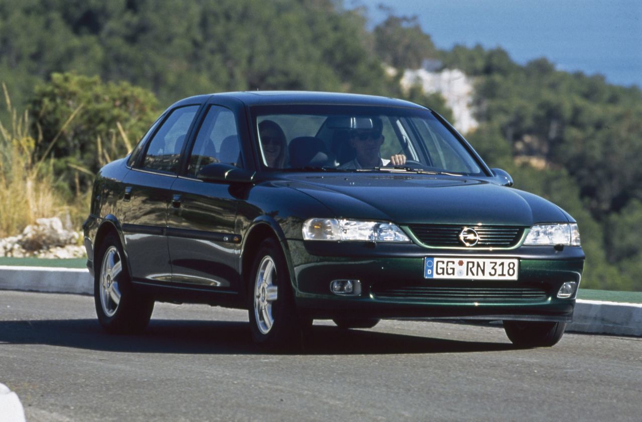 1995 – Opel Vectra B: Der neue Opel Vectra zieht besonders durch seine aerodynamisch geformten Außenspiegel die Blicke auf sich. Da kann auch die Jury des „Goldenen Lenkrads“ nicht widerstehen. Der Vectra gewinnt natürlich auch wegen der neuen effizienten Benzinmotoren von 1,6 bis 2,6 Liter Hubraum, die zwischen 55 kW/75 PS und 125 kW/170 PS leisten. Und bei den Dieseln feiern Direkteinspritzer mit 1,7 sowie 2,2 Liter und niedrigen Verbrauchswerten Premiere.