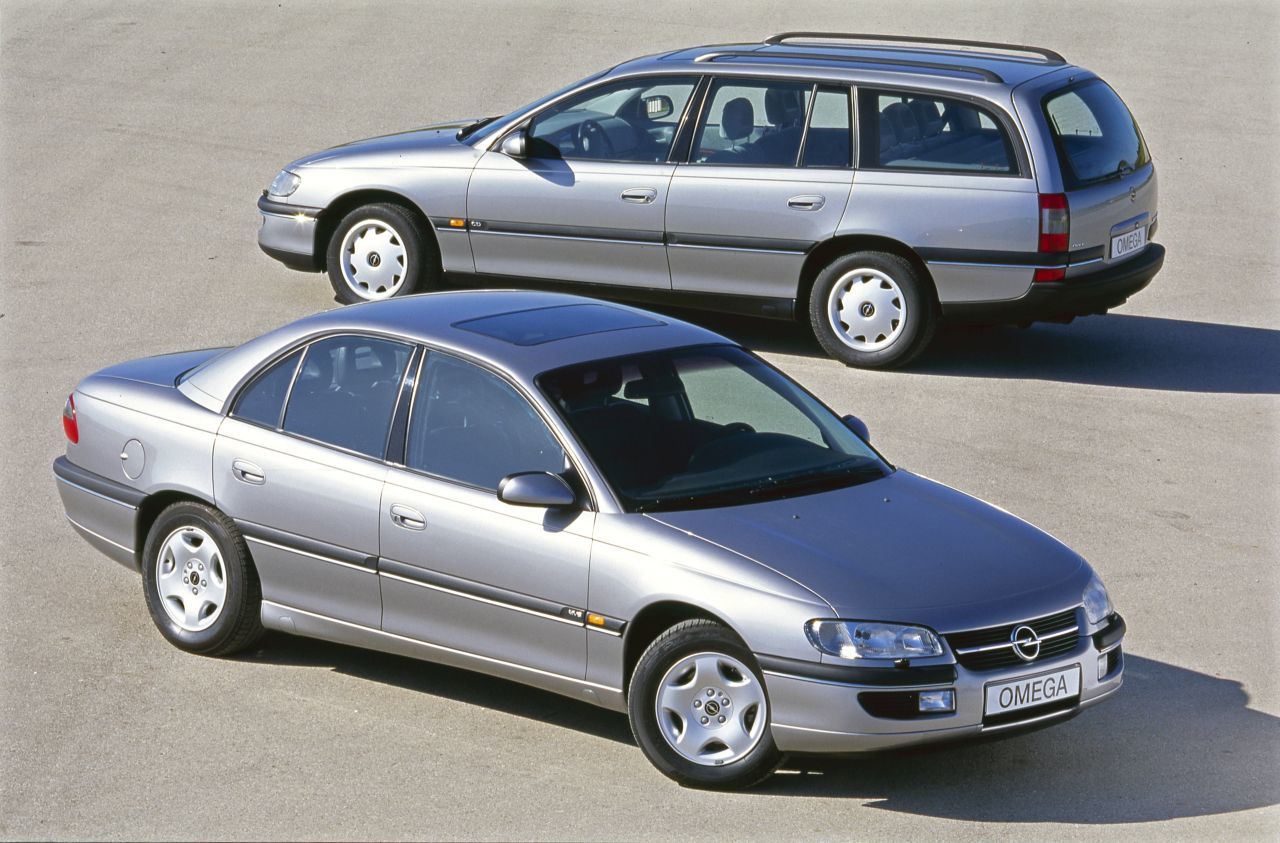 1994 – Opel Omega B: Die zweite Auflage des Omega hat es der Jury angetan. Das dynamische Design, das große Raumangebot und die neuen V6-Benziner mit Zylinderköpfen aus Aluminium und einer Spitzenleistung von 210 PS sind ganz nach dem Geschmack der Experten. Das neue Airbag-System sorgt für Sicherheit auf allen Plätzen. Der Omega B ist als Caravan ein Topangebot für Familien und Handwerker, die Stufenheckversion gibt die repräsentative Business-Limousine.