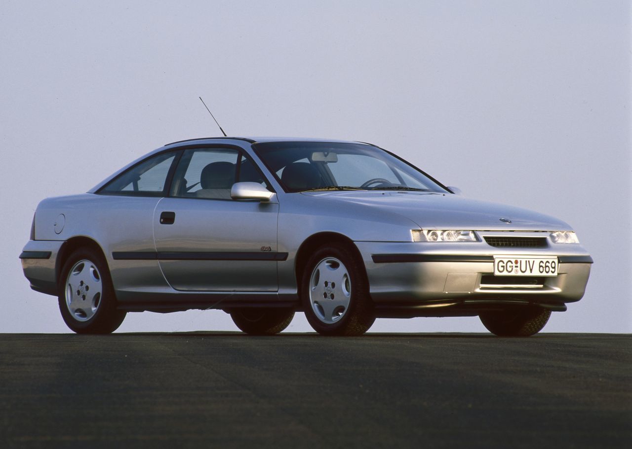 1990 – Opel Calibra: Ein atemberaubend gezeichnetes Sportcoupé mit dem weltbesten Luftwiderstandsbeiwert von sagenhaften cW 0,26. Dazu durch die Bank sportliche Motoren von 85 kW/115 PS bis 150 kW/204 PS. Krönung war der Opel Calibra Turbo mit Allradantrieb und einer Beschleunigung von null auf hundert in nur 6,8 Sekunden. Ein V6-Motor mit 125 kW/170 PS rundet das Angebot ab. Im Motorsport holt sich ein Calibra V6 1996 die Tourenwagenkrone und gewinnt die ITC.
