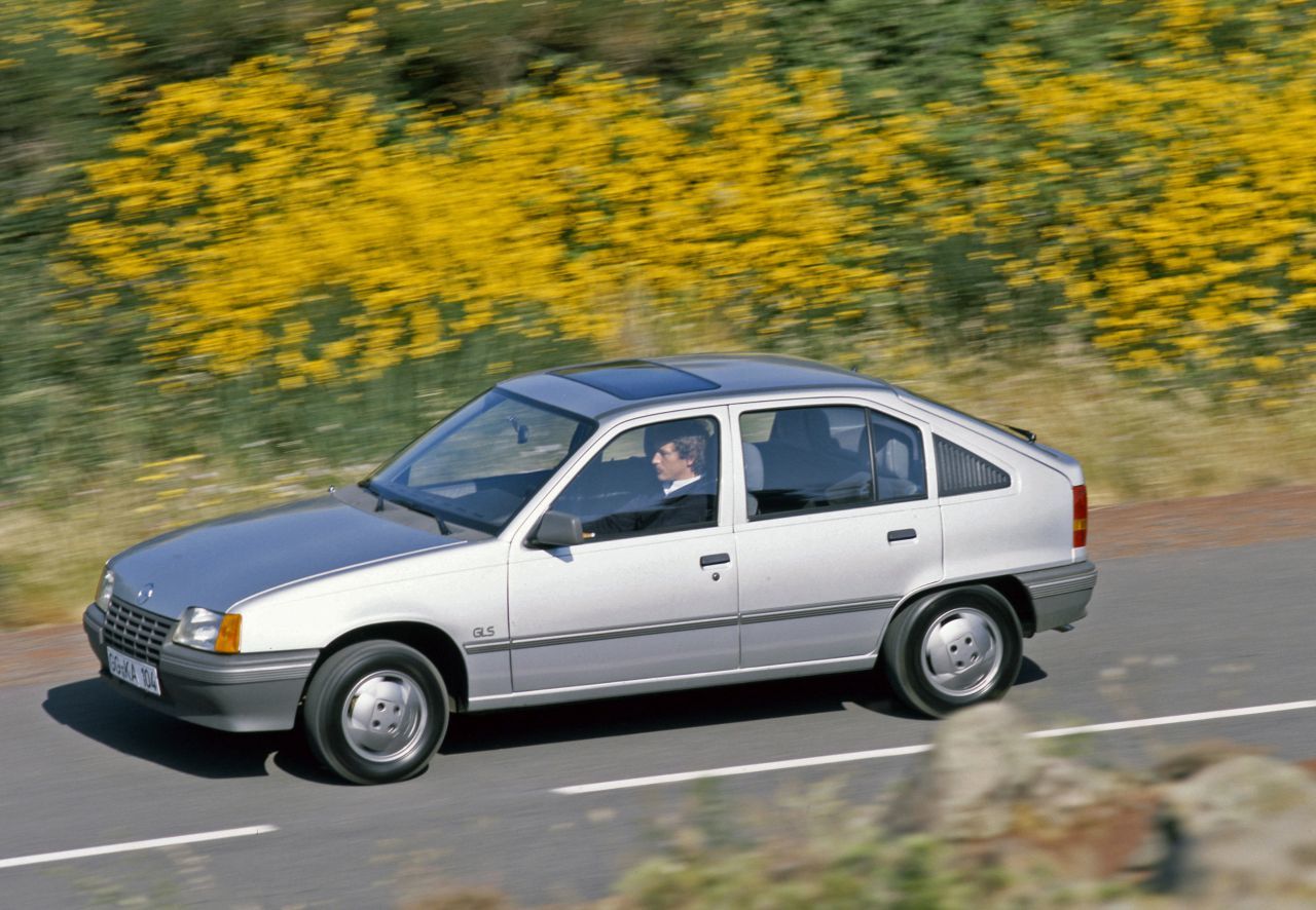 1984 – Opel Kadett E: Fünf Jahre nach dem Kadett D setzt dessen Nachfolger die Siegesserie der Kompaktmodelle von Opel fort. Der von 1984 bis 1991 angebotene Kadett E sichert sich neben dem „Goldenen Lenkrad“ außerdem den Titel „Car of the Year 1984“. Zudem gilt der Kadett E als Aerodynamik-Champion. Der sportliche GSi verblüfft mit dem cW-Wert von 0,30 die Fachwelt, die Fließheck-Limousine erreicht den immer noch hervorragenden Wert von 0,32.