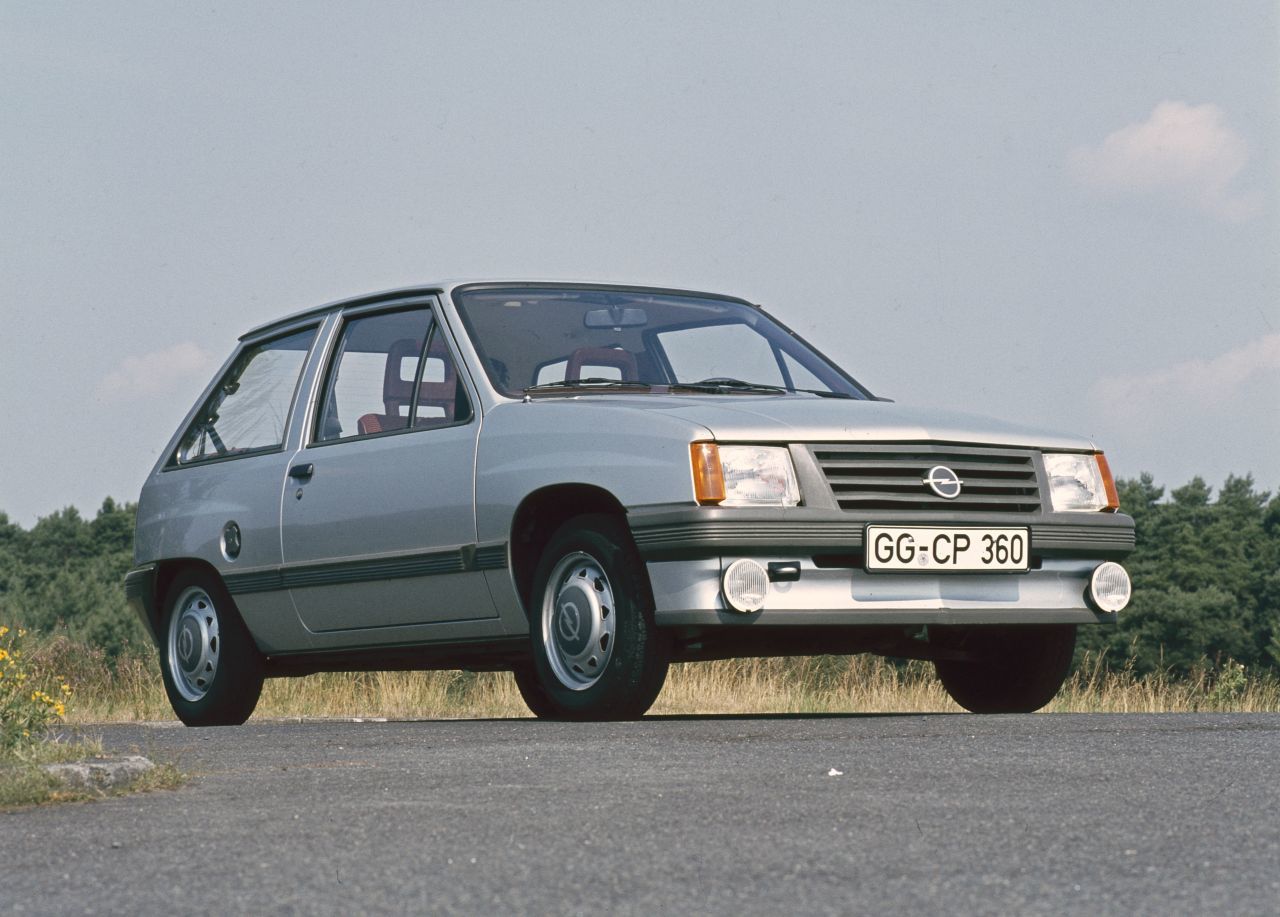 1982 – Opel Corsa A: 1982 holt der komplett neu entwickelte Corsa A das nächste „Goldene Lenkrad“ an den Main. Der nur 3,62 Meter kurze Corsa überzeugt mit frech herausgestellten Radhäusern, einem sportlichen Handling und einem für solch ein Fahrzeug vorbildlichen Luftwiderstandsbeiwert von cW 0,36. Der Corsa A zielt eher auf den „Mann im Haus“, gerade als 72 kW/98 PS heißer Corsa GSi. 1985 folgt auf den Dreitürer eine fünftürige Variante.