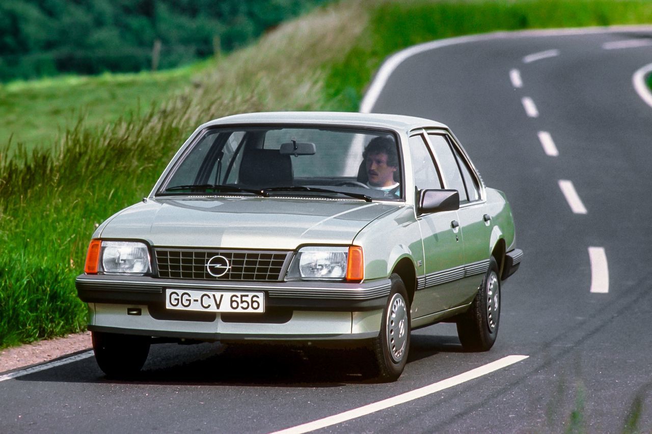 1981 – Opel Ascona C: 1981 setzt der Ascona C die Erfolgsserie beim „Goldenen Lenkrad“ fort. Nach dem Kadett D folgt mit dem Ascona nun auch ein größeres Mittelklasse-Modell dem Trend zum Frontantrieb. Als Limousine oder Kombi gibt’s den Ascona C mit Benzinmotoren von 1,3 bis 1,6 Liter Hubraum sowie als 1,6-Liter-Vierzylinder-Diesel.
