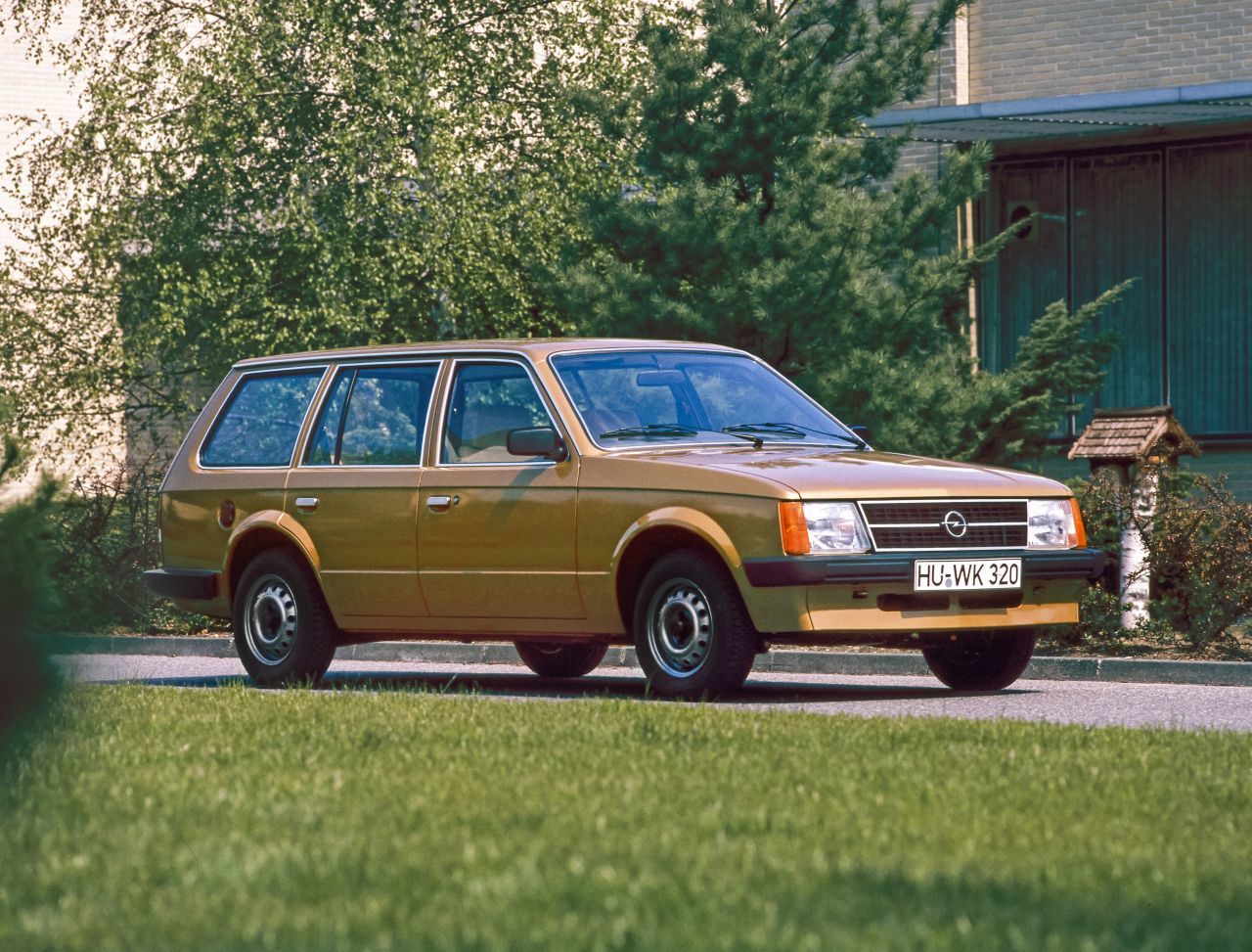 1979 – Opel Kadett D:  Ein Jahr nach dem Senator A steht wieder ein Opel ganz oben auf dem Treppchen. Der Kadett D – erstmals ein Opel mit Frontantrieb in der Kompaktklasse – holt das „Goldene Lenkrad“ Nummer 2. Dank der quer eingebauten Motoren und der fehlenden Kardanwelle bietet der neue Kadett den Passagieren viel Raum auf kompakter Fläche – und dies, obwohl der 1979er Kadett 126 Millimeter kürzer als sein heckgetriebener Vorgänger ist. Neben dem Kombi gibt es zwei Fließheck-Limousinen.