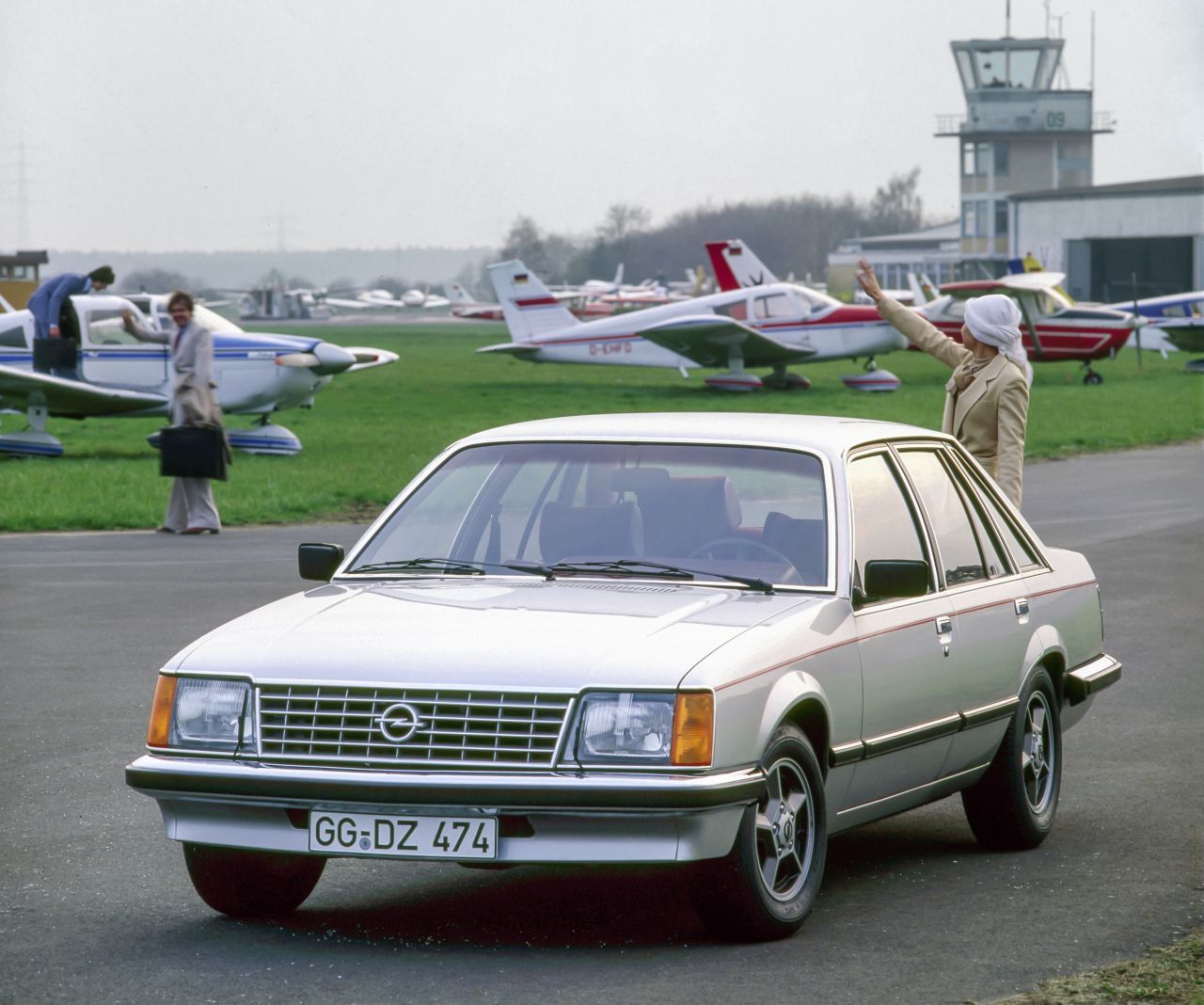1978 – Opel Senator A: 1977 auf der Frankfurter IAA vorgestellt, löst der Senator die legendären Oberklasse- Limousinen Kapitän, Admiral und Diplomat (KAD-Modelle) ab und bleibt das Opel- Flaggschiff bis 1993. 1978 gibt es das erste „Goldene Lenkrad“ für den Opel Senator, der mit 2,8-Liter-Sechszylinder-Motor (103 kW/140 PS) sowie Dreilitertriebwerken mit 110 kW/150 PS und bärenstarken 132 kW/180 PS angeboten wird.