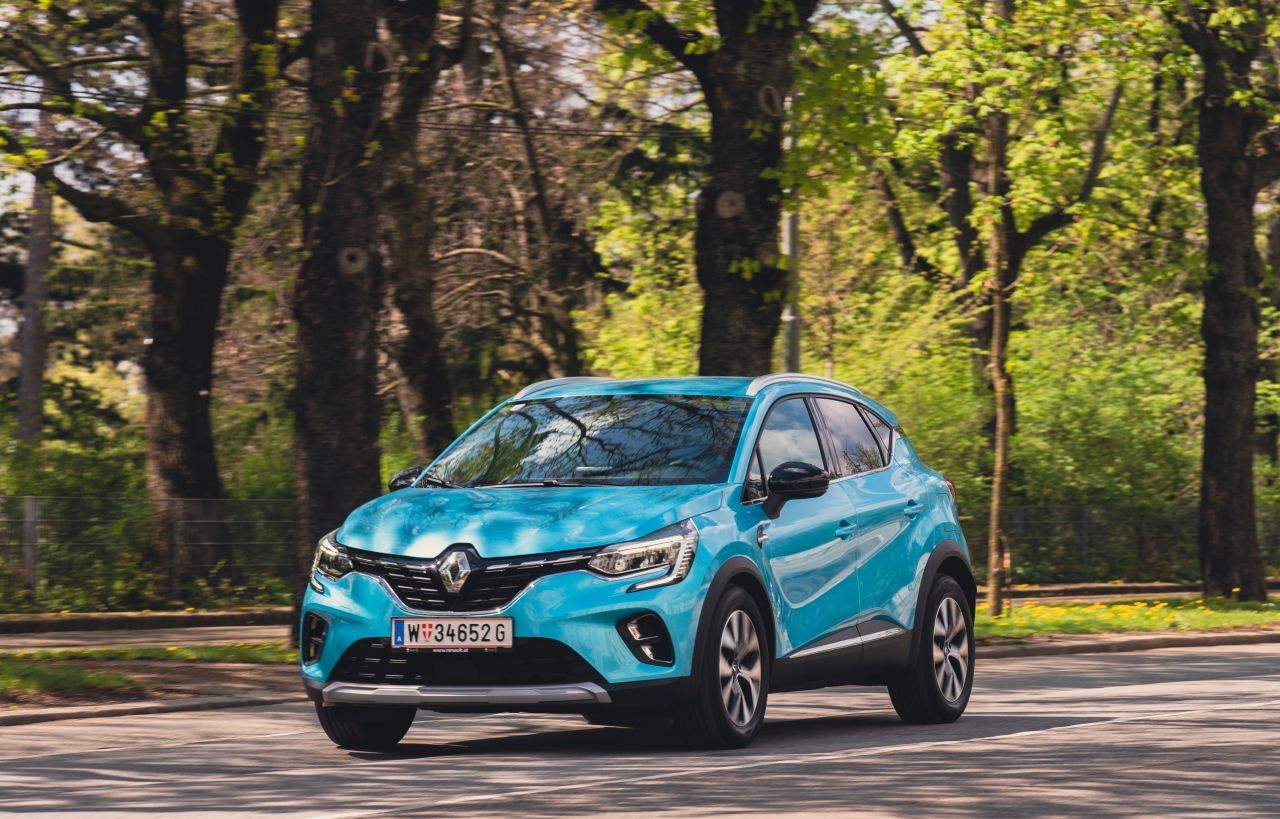 Fazit von Motorprofis-Tester Fabian Steiner: „Eines der wenigen kompakten SUVs, das schon elektrisch fahren kann. Während viele Marken ihre High-Tech-Lösungen zuerst in den teureren Segmenten anbieten, geht Renault mit gutem Beispiel voran und elektrifiziert auch den Captur. Wer eine Steckdose neben dem Parkplatz hat, fährt im Alltag mit Strom.