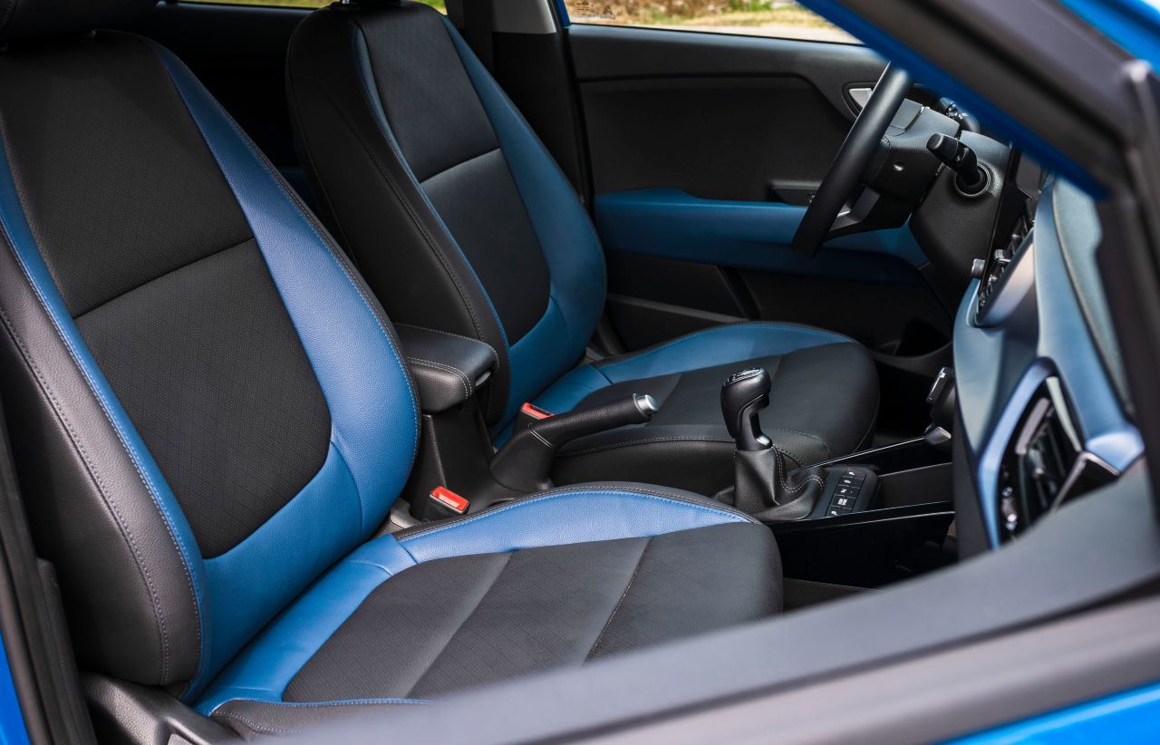 In der getesteten Ausstattungsvariante (Gold) frischen blaue Elemente das Ambiente auf, auch die Kunstleder-Sitzbezüge (400 Euro) sind zweifarbig.